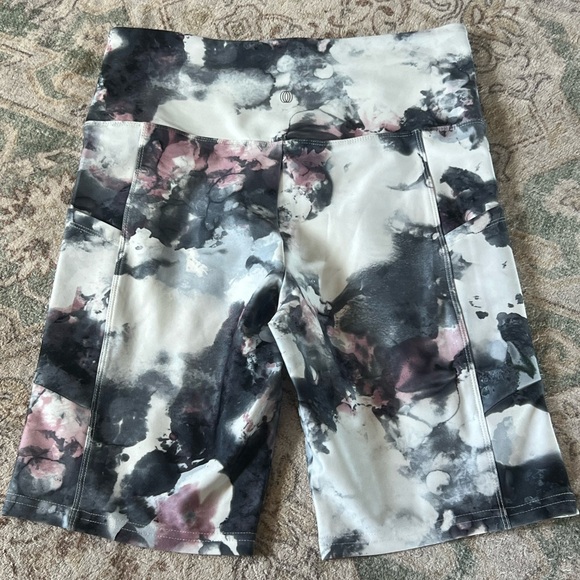 Women’s Balance Collection shorts size Large - Picture 4 of 6